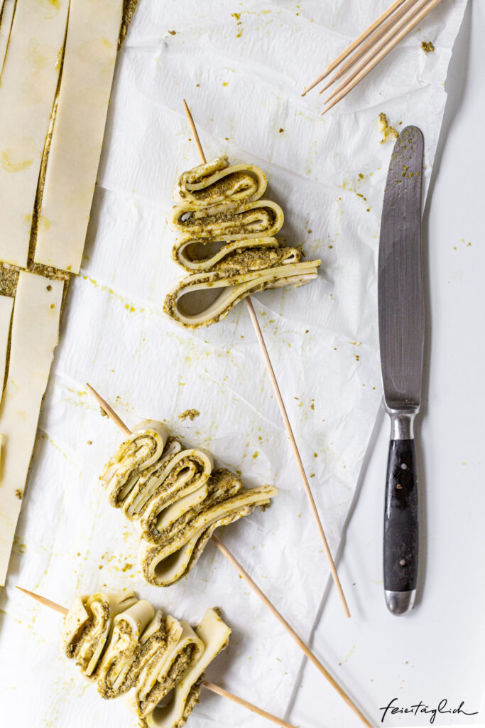 Pesto Blätterteig Tannenbäumchen am Spieß – aus nur 4 Zutaten