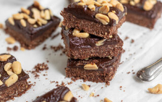 Salted Peanut Raw Brownies aus nur 6 Zutaten (ohne Backen , vegan, zuckerfrei, glutenfrei)