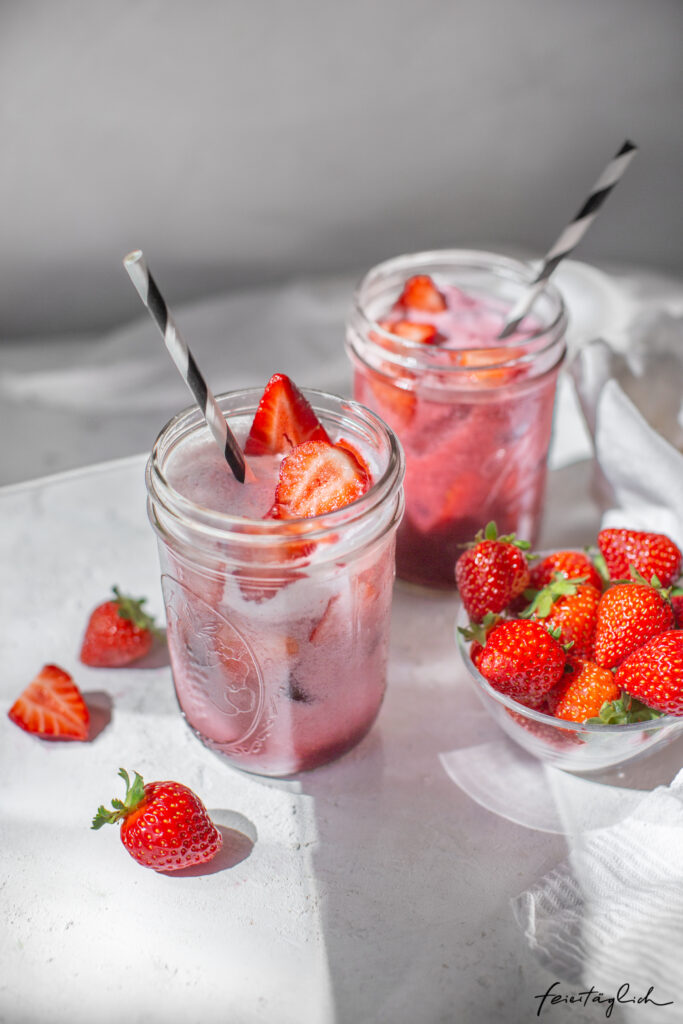 Der berühmte Pink Drink: Erdbeer-Hibiskus-Kokos-Mocktail – Happy Summer Drink!