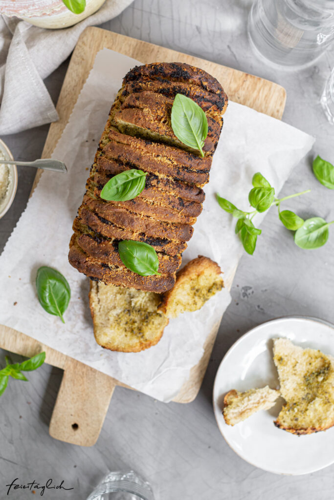 Pesto-Zupfbrot mit Sauerteig – ein Faltenbrot, perfekt für jede Party, Rezept