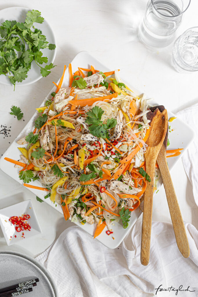 Asiatischer Glasnudelsalat mit Hühnchen – 30-Minuten-Lieblings-Sommer-Essen