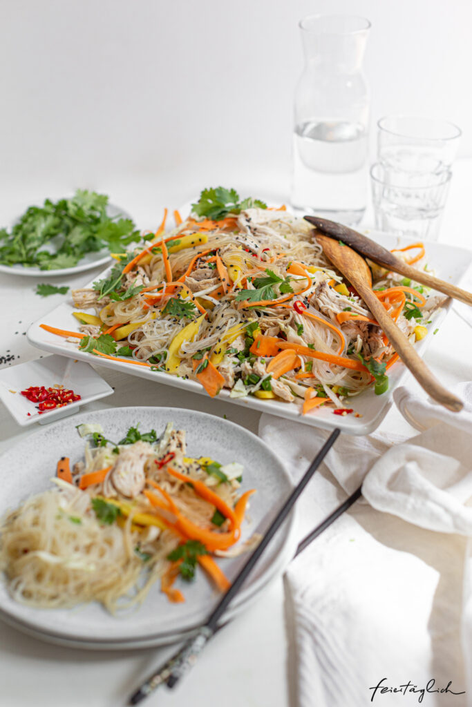 Asiatischer Glasnudelsalat mit Hühnchen – 30-Minuten-Lieblings-Sommer-Essen