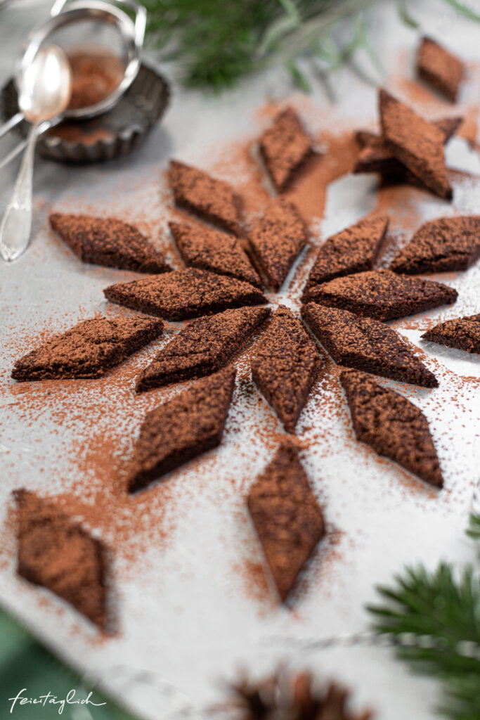 Weihnachtsbäckerei: Rezept für schnelle Kakao-Kardamom-Rauten, bestes Schoko Shortbread (auch glutenfrei & industriezuckerfrei)