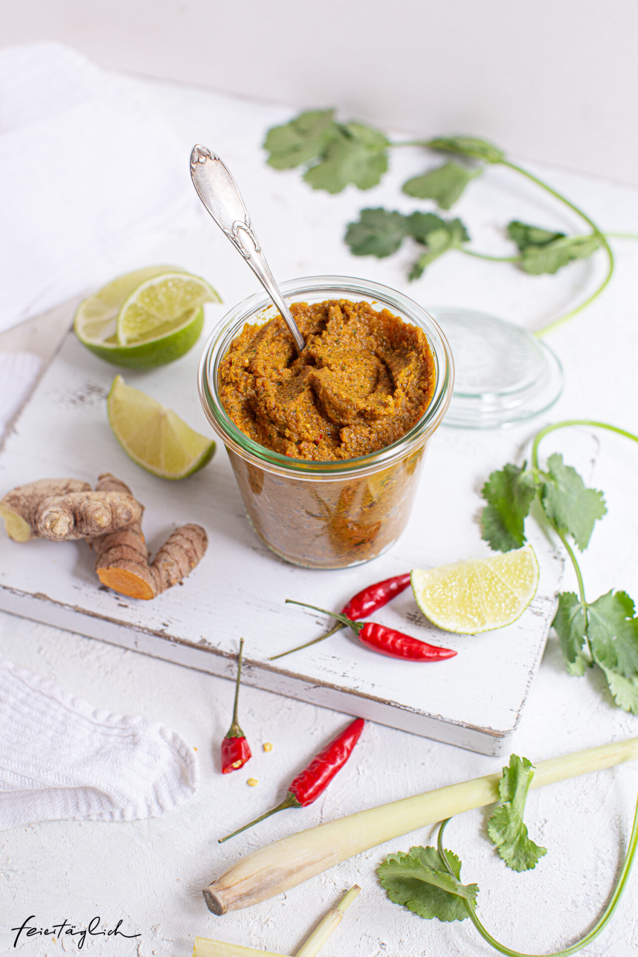 DIE liebste selbstgemachte gelbe Currypaste – perfekt für den Vorrat
