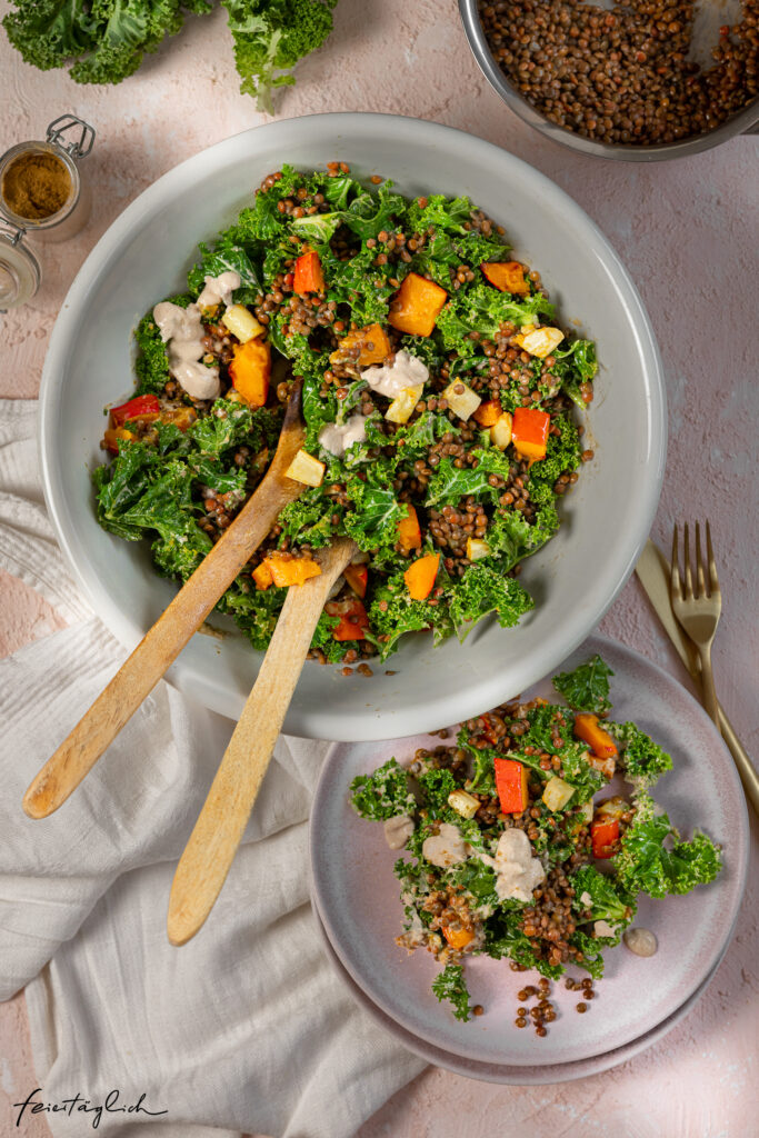 Grünkohl-Salat mit Linsen, geröstetem Gemüse und cremigem Tahini-Dressing