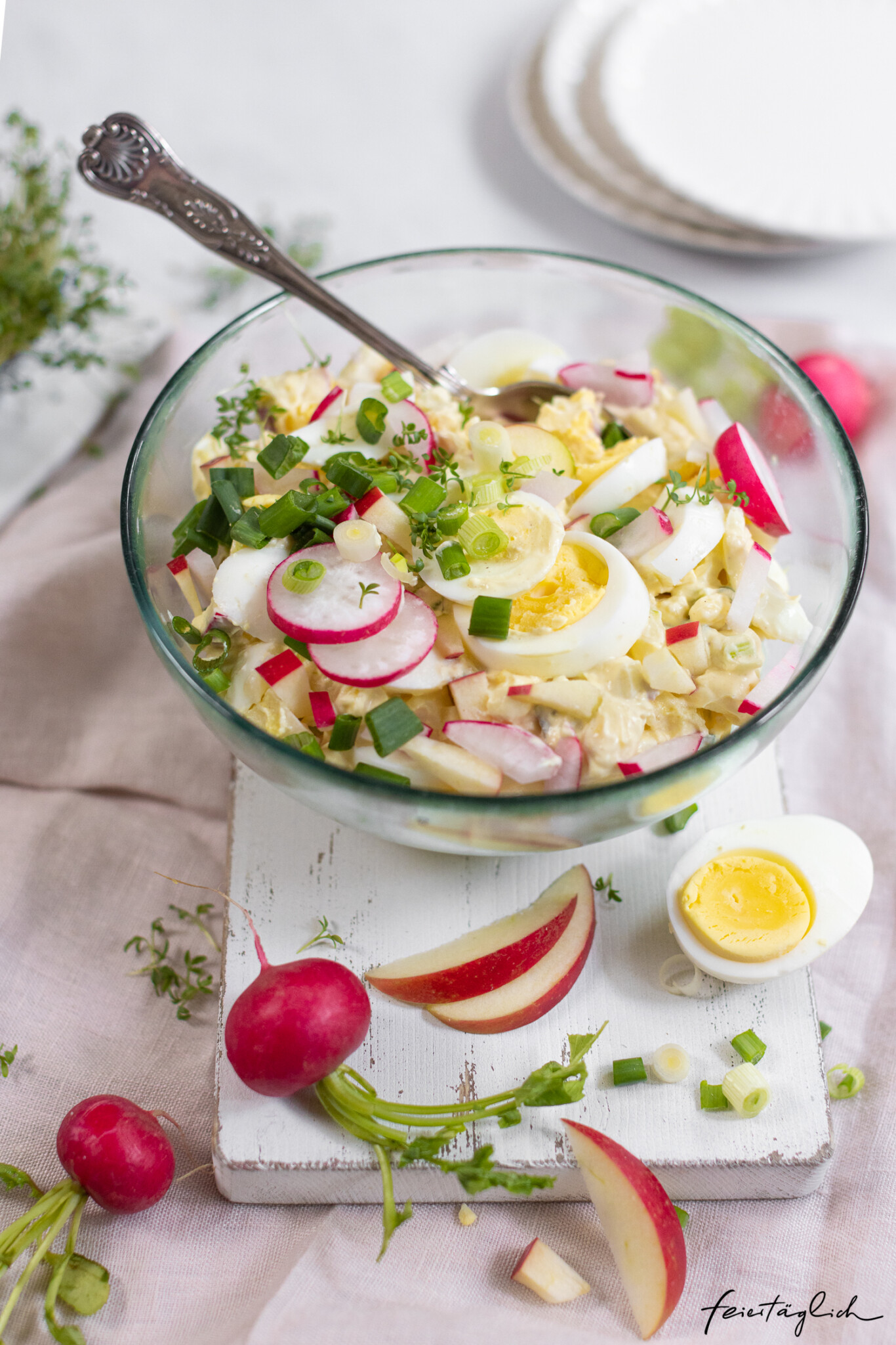 Frühlingshafter Eiersalat mit Radieschen &amp; Apfel - feiertäglich foodblog