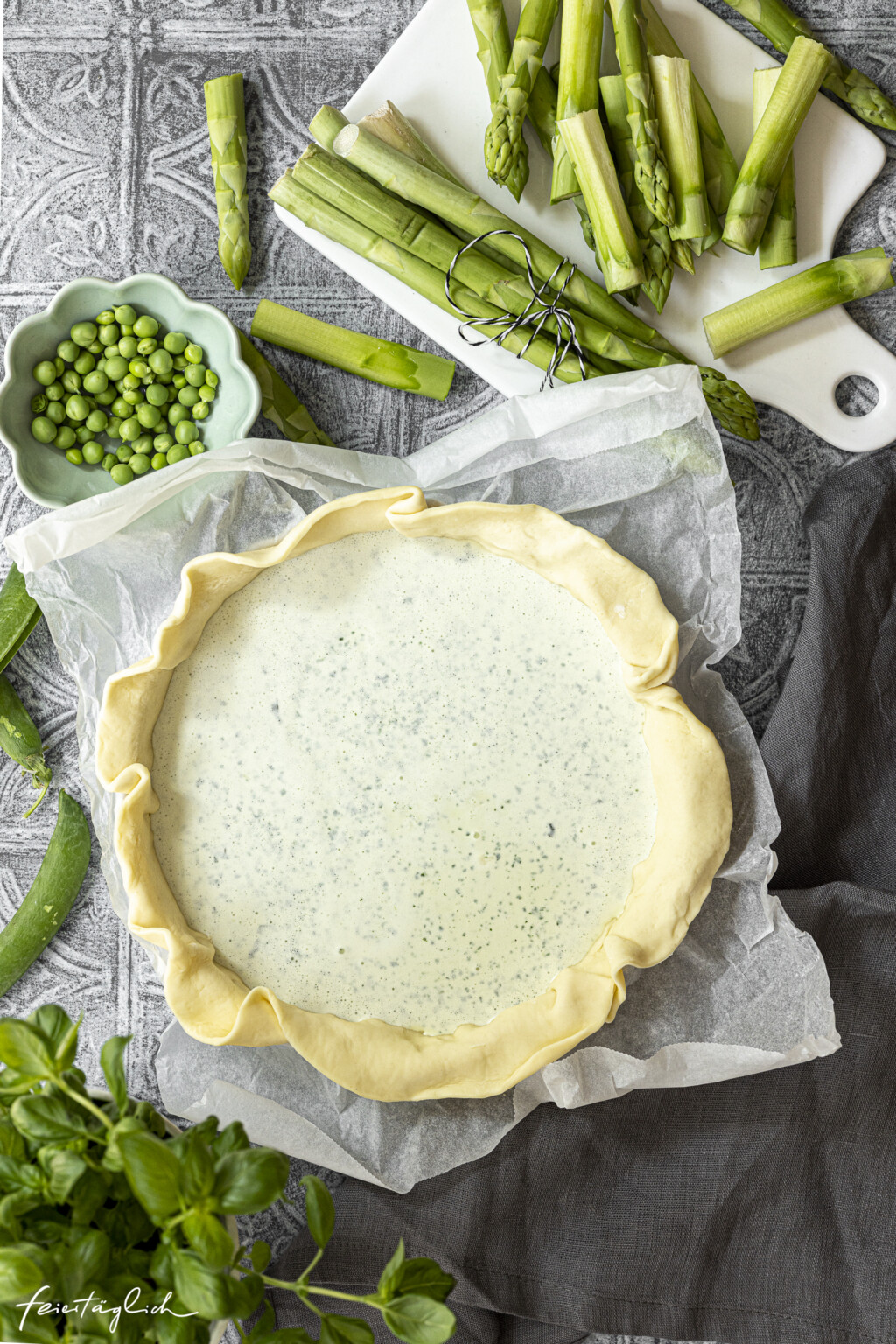 Grüne Frühlingstarte: Quiche mit grünem Spargel, Erbsen &amp; Basilikum ...