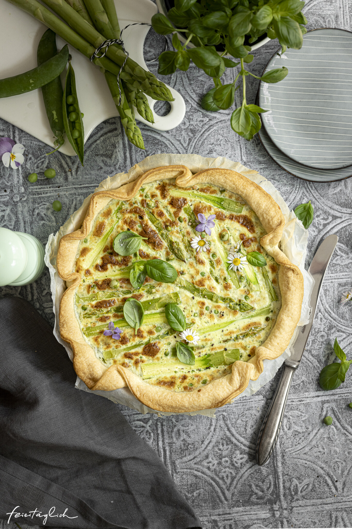 Grüne Frühlingstarte: Quiche mit grünem Spargel, Erbsen &amp; Basilikum ...