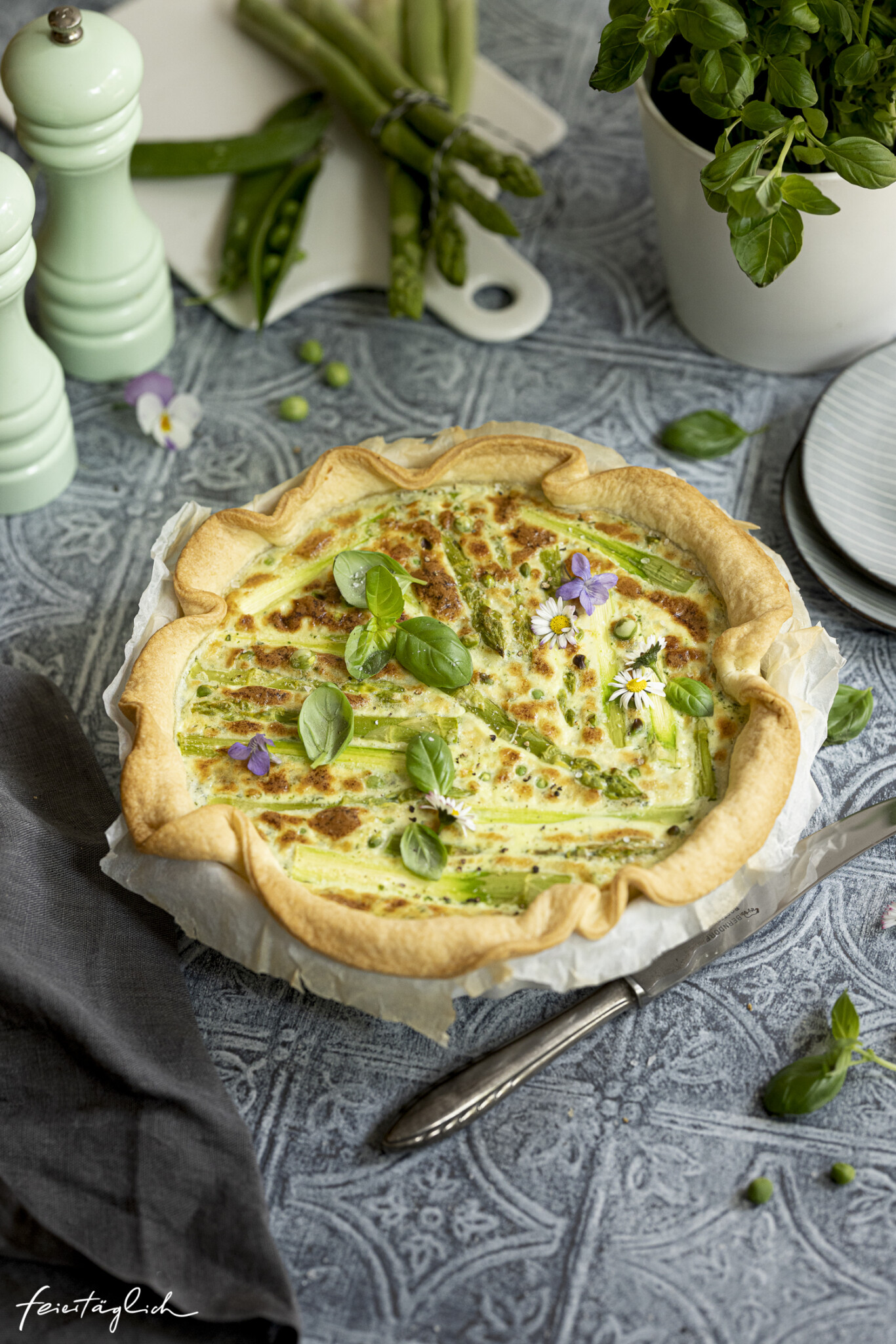 Grüne Frühlingstarte: Quiche mit grünem Spargel, Erbsen &amp; Basilikum ...