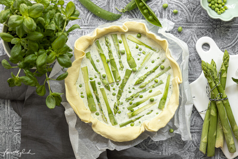 Grüne Frühlingstarte: Quiche mit grünem Spargel, Erbsen &amp; Basilikum ...