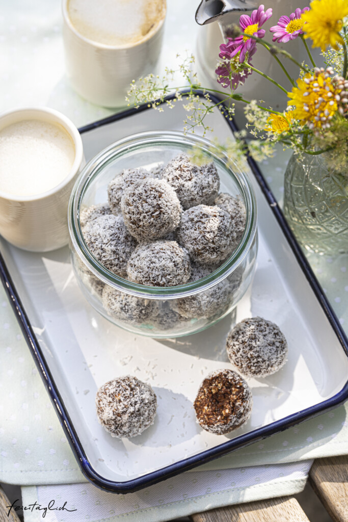 Chokladbollar – Rezept für schwedische Schoko-Hafer-Kokos-Balls zu Midsommar