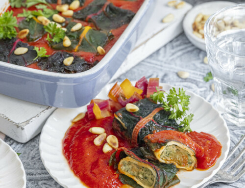Mangold-Rouladen mit veganen Mini-Maultaschen in Tomaten-Paprika-Soße