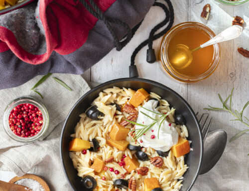 Cremige One Pot Orzo Pasta mit Kürbis, Ziegenfrischkäse & Pekannüssen – umweltschonend Garen mit dem EcoStoof®
