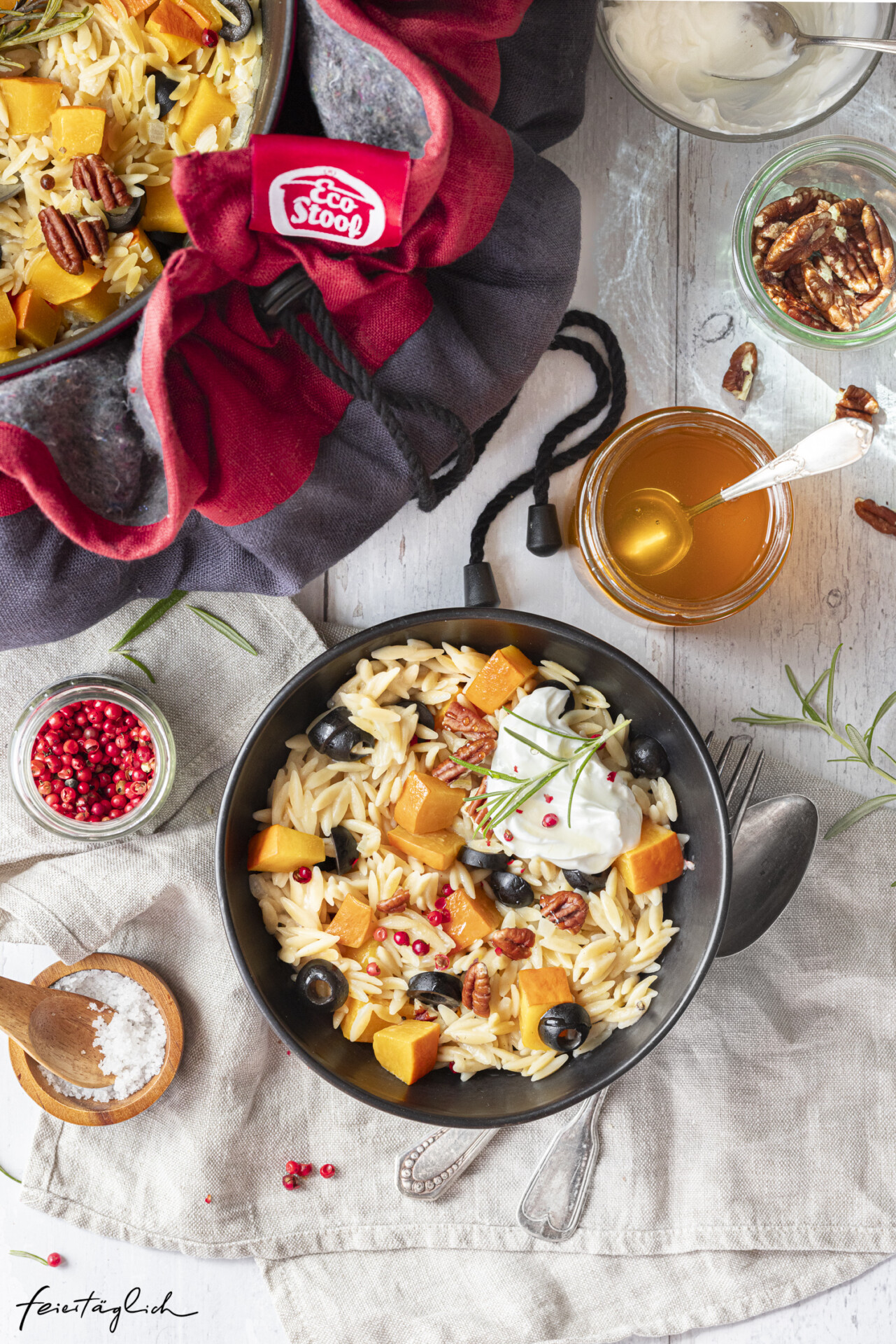 Cremige One Pot Orzo Pasta mit Kürbis, Ziegenfrischkäse & Pekannüssen aus dem EcoStoof®, schnelles und einfaches Rezept im Herbst