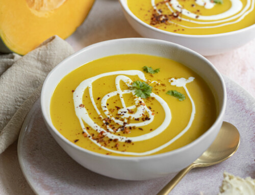 Die einfachste und beste Kürbissuppe, ein Rezept mit Orangensaft & Kurkuma – so schmeckt sie allen!