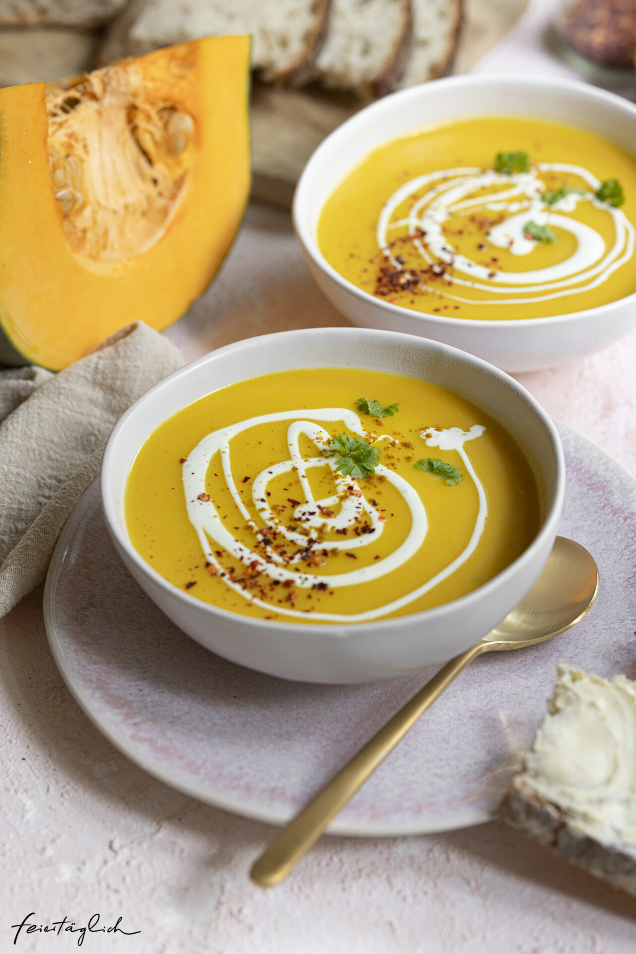 Die einfachste und beste Kürbissuppe, ein Rezept mit Orangensaft & Kurkuma – So schmeckt sie Allen!