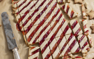 Rezept für zarte Linzer Streifen im Zuckerstangen Look – Weihnachtsbäckerei