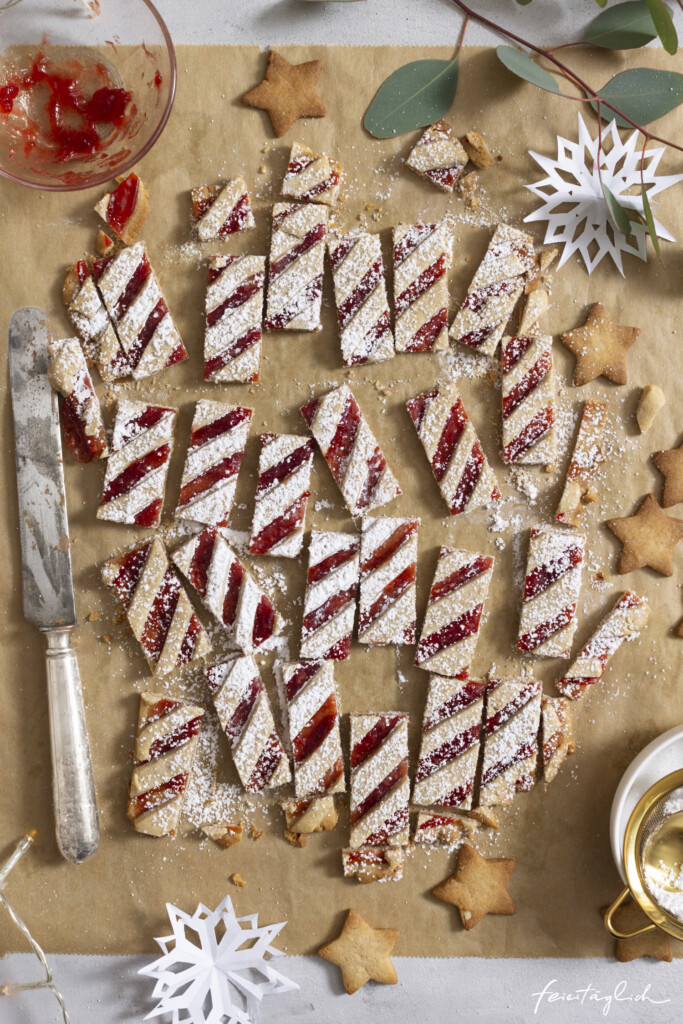 Rezept für zarte Linzer Streifen im Zuckerstangen Look – Weihnachtsbäckerei