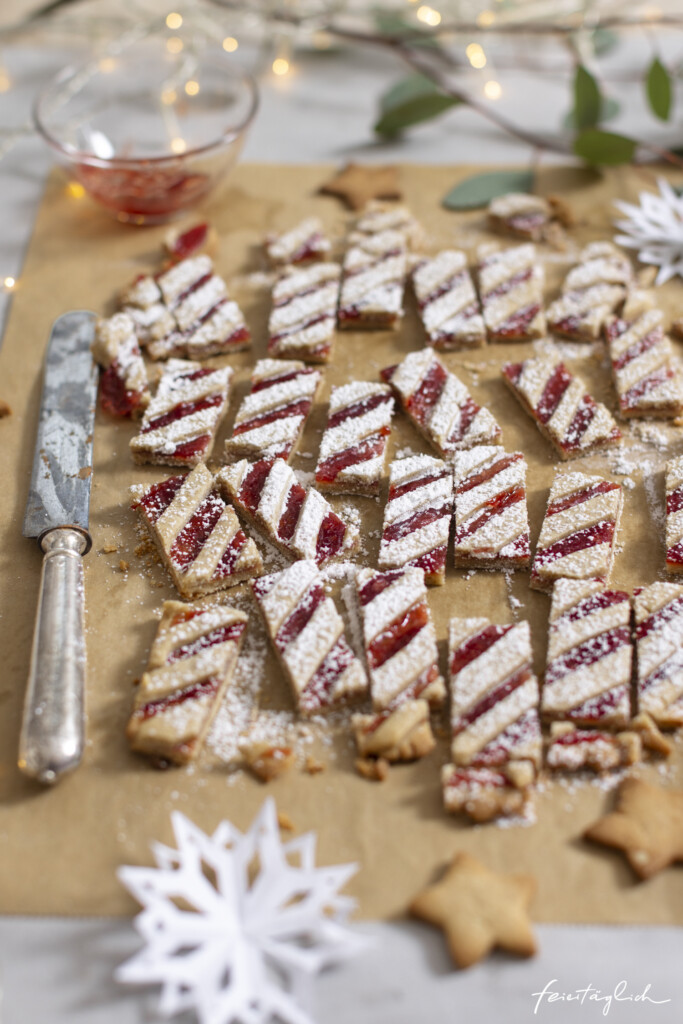 Rezept für zarte Linzer Streifen im Zuckerstangen Look – Weihnachtsbäckerei