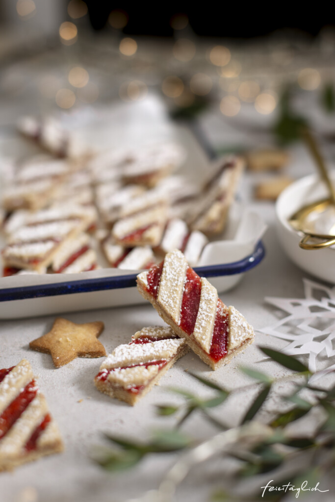 Rezept für zarte Linzer Streifen im Zuckerstangen Look – Weihnachtsbäckerei