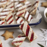 Rezept für zarte Linzer Streifen im Zuckerstangen Look – Weihnachtsbäckerei