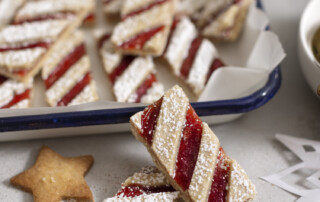 Rezept für zarte Linzer Streifen im Zuckerstangen Look – Weihnachtsbäckerei