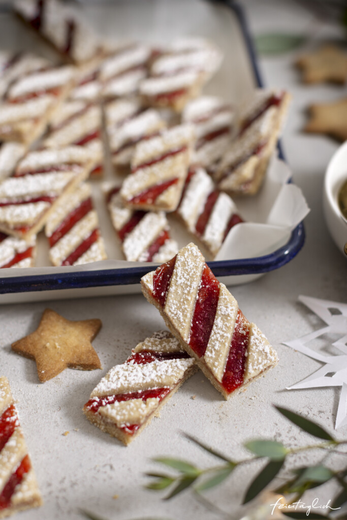 Rezept für zarte Linzer Streifen im Zuckerstangen Look – Weihnachtsbäckerei