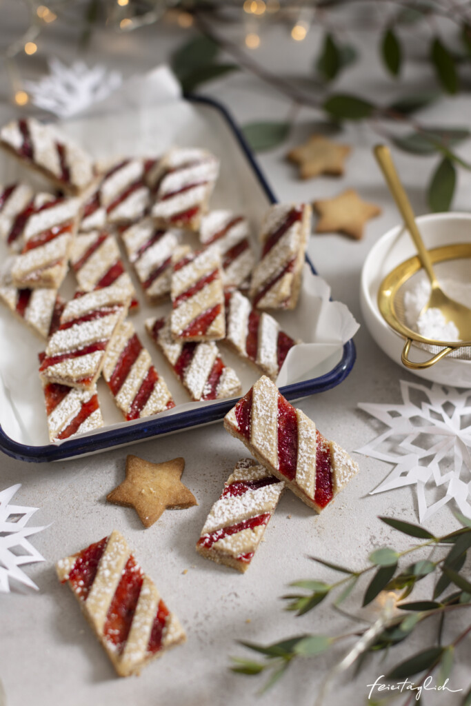 Rezept für zarte Linzer Streifen im Zuckerstangen Look – Weihnachtsbäckerei