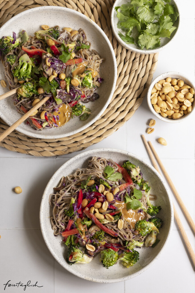 Peanut-Soba Nudeln – wunderbar-cremiger Erdnuss-Soba-Nudel-Salat mit Brokkoli, Rotkohl und Shitake, Rezept, schnell, einfach