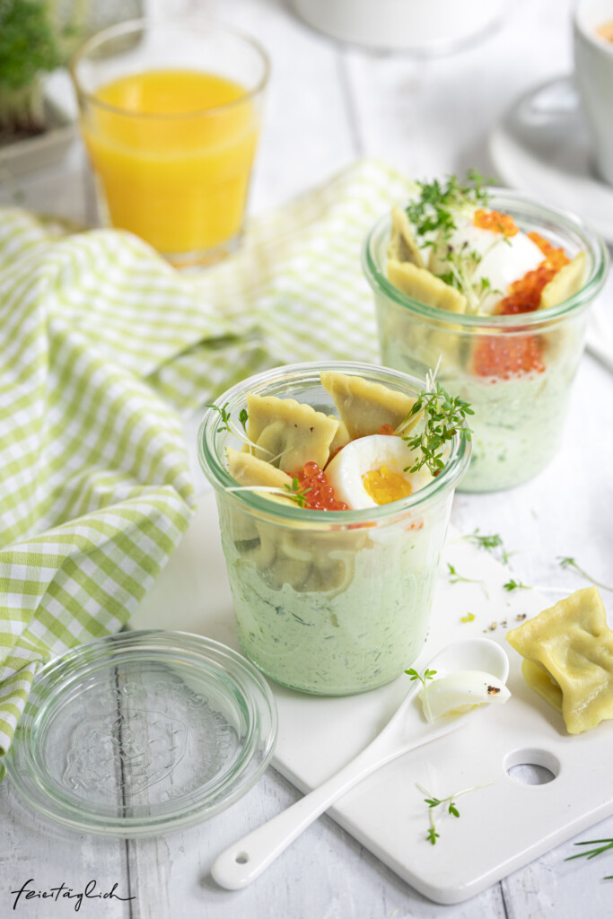Eier im Glas mit Maultaschen und Forellenkaviar auf frühlingsgrüner Schmandcreme, BÜRGER Suppenmaultaschen, Rezept, Ostern Brunch, Buffet