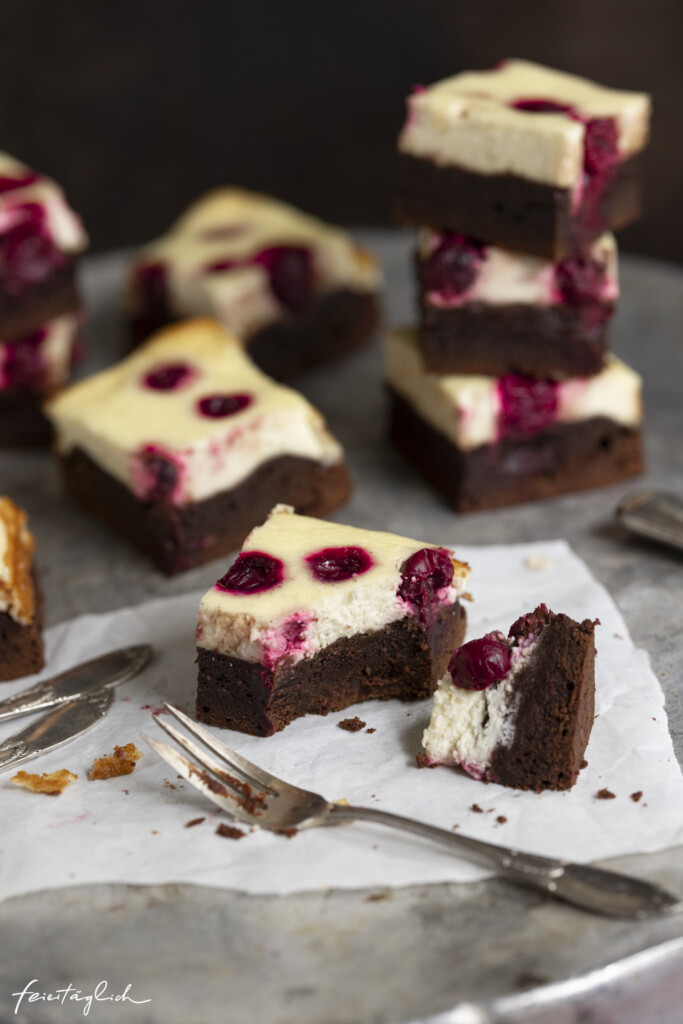 Cherry Cheesecake Brownies – schokoladigster Schokokuchen trifft auf Käsekuchen mit Kirschen, Rezept