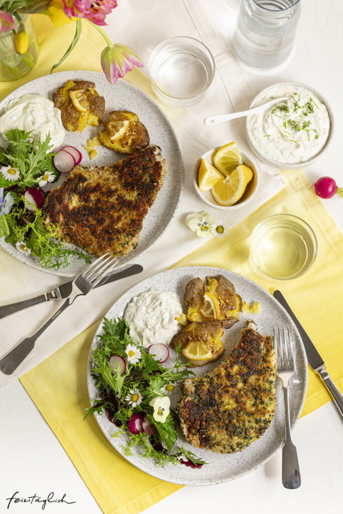 Knuspriges Kräuter-Kalbskotelett mit zitronigen Smashed-Potatoes und Sourcreme dazu Wildsalat, Kochen mit Kalbfleisch, VanDrie,