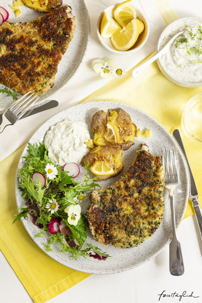 Knuspriges Kräuter-Kalbskotelett mit zitronigen Smashed-Potatoes und Sourcreme dazu Wildsalat, Kochen mit Kalbfleisch, VanDrie,