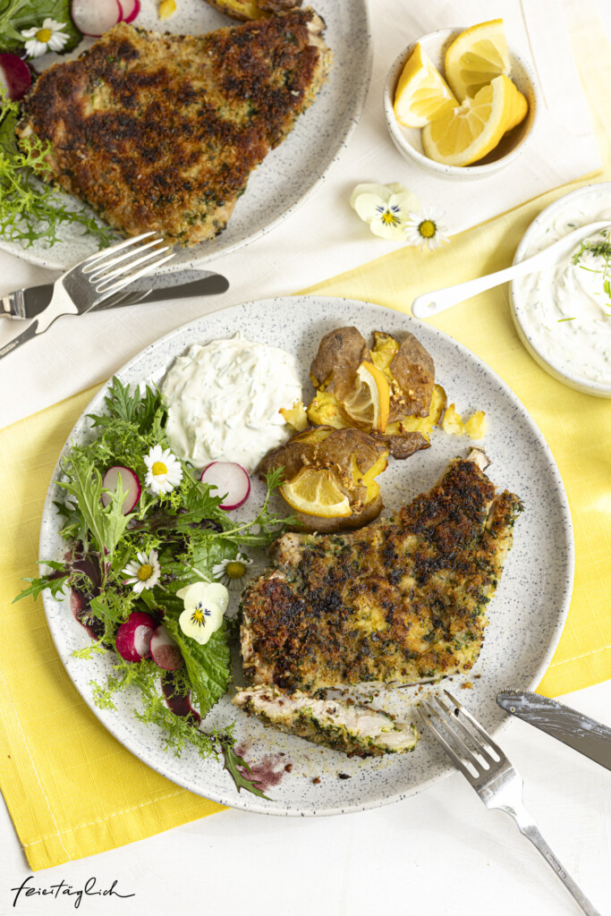 Knuspriges Kräuter-Kalbskotelett mit zitronigen Smashed-Potatoes und Sourcreme dazu Wildsalat, Kochen mit Kalbfleisch, VanDrie,