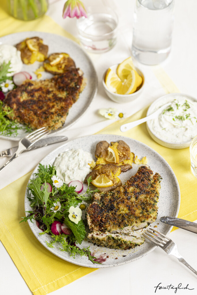 Knuspriges Kräuter-Kalbskotelett mit zitronigen Smashed-Potatoes und Sourcreme dazu Wildsalat, Kochen mit Kalbfleisch, VanDrie,