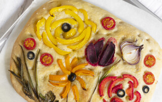 Bunte Flower Focaccia – ein Blumengarten aus Gemüse auf fluffigem Hefeteig