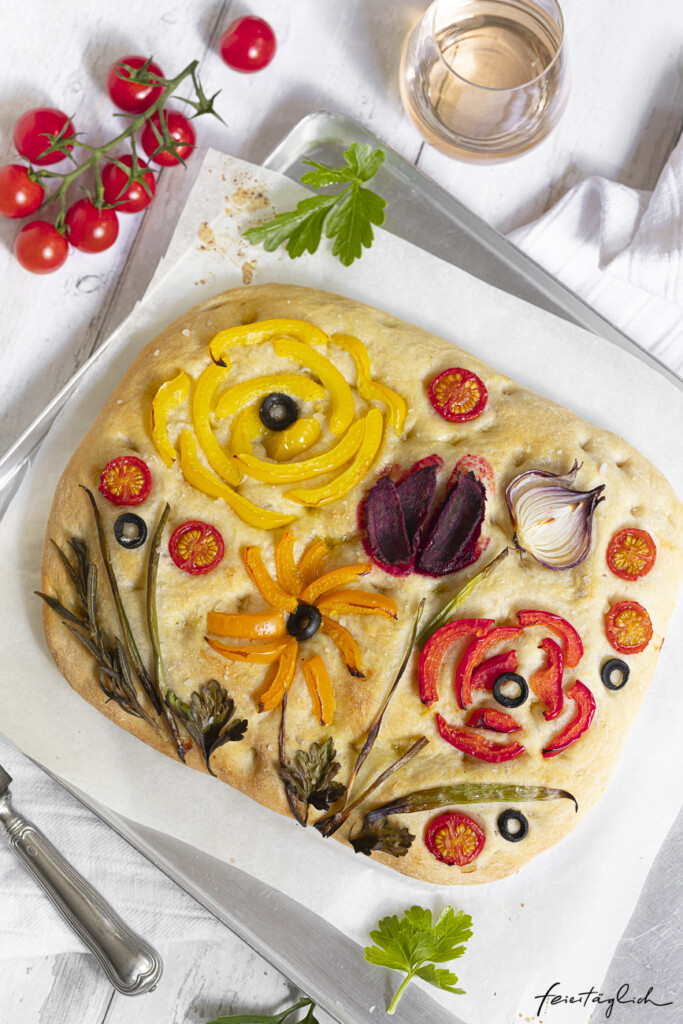 Bunte Flower Focaccia – ein Blumengarten aus Gemüse auf fluffigem Hefeteig