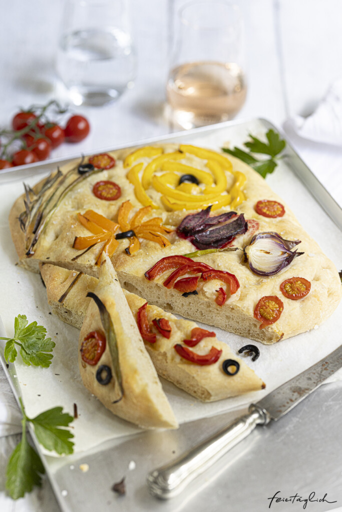 Bunte Flower Focaccia – ein Blumengarten aus Gemüse auf fluffigem Hefeteig