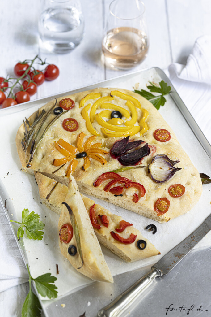 Bunte Flower Focaccia – ein Blumengarten aus Gemüse auf fluffigem Hefeteig