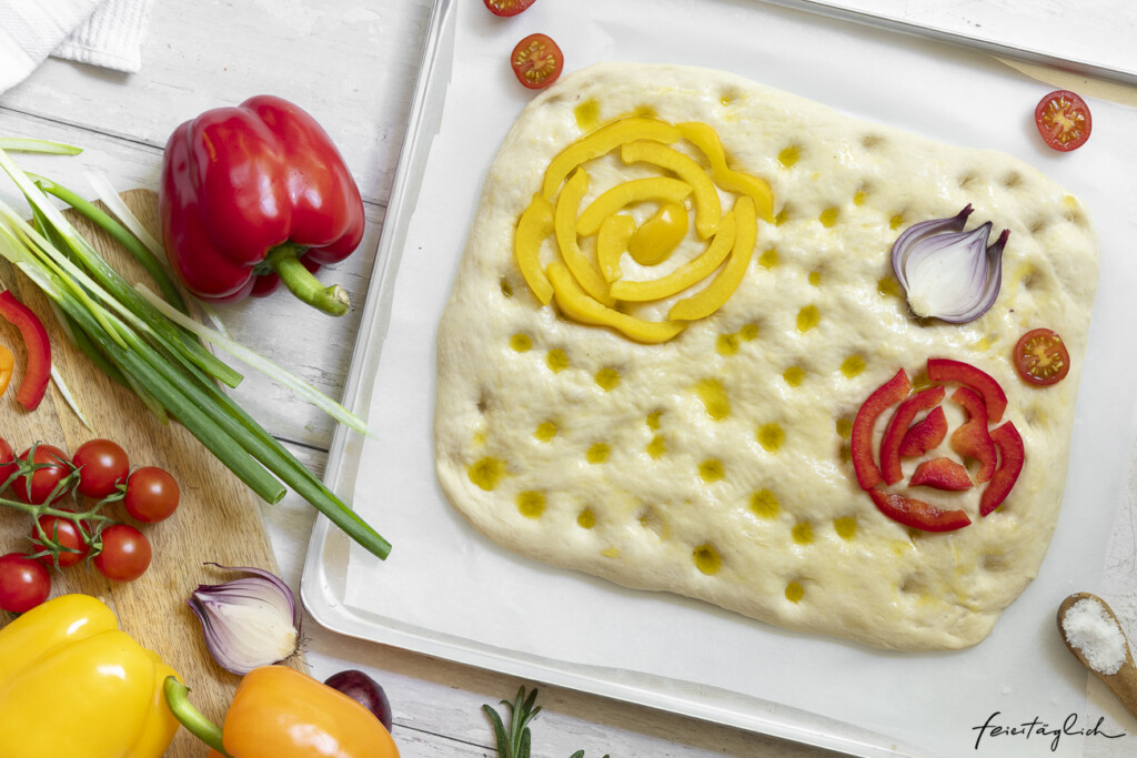 Bunte Flower Focaccia – ein Blumengarten aus Gemüse auf fluffigem Hefeteig