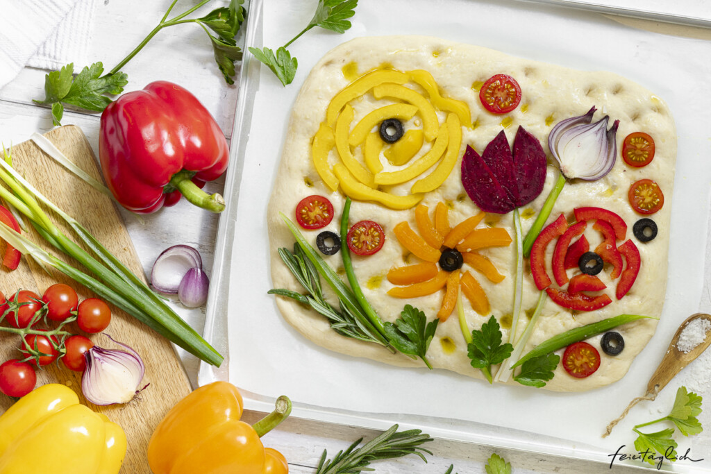 Bunte Flower Focaccia – ein Blumengarten aus Gemüse auf fluffigem Hefeteig