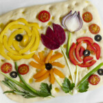 Bunte Flower Focaccia – ein Blumengarten aus Gemüse auf fluffigem Hefeteig