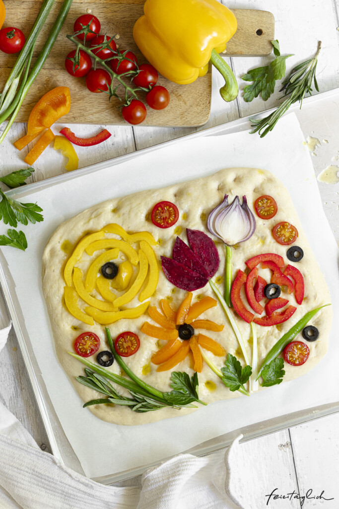 Bunte Flower Focaccia – ein Blumengarten aus Gemüse auf fluffigem Hefeteig