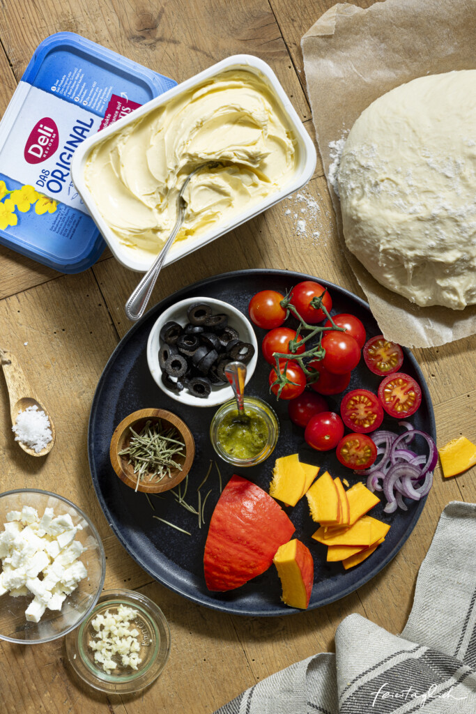 Bunte Focaccia Muffins – 3 verschiedene Sorten: Tomate-Pesto, Kürbis-Feta und Knobi-Olive mit Deli Reform