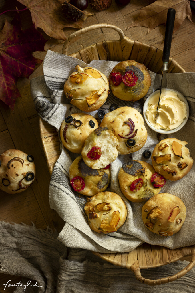 Bunte Focaccia Muffins – 3 verschiedene Sorten: Tomate-Pesto, Kürbis-Feta und Knobi-Olive mit Deli Reform