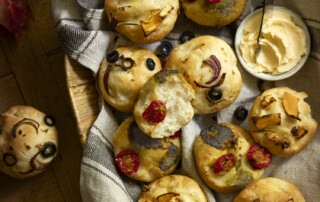 Bunte Focaccia Muffins – 3 verschiede Sorten: Tomate-Pesto, Kürbis-Feta und Knobi-Olive mit Deli Reform