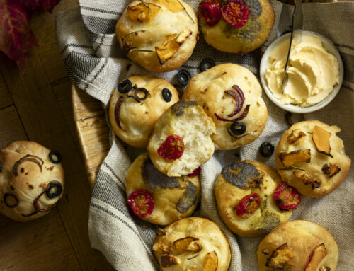 Bunte Focaccia Muffins – 3 verschiedene Sorten: Tomate-Pesto, Kürbis-Feta und Knobi-Olive mit Deli Reform