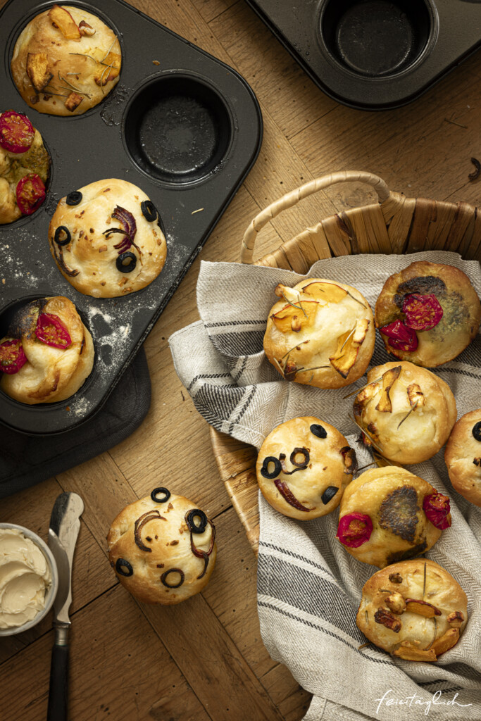 Bunte Focaccia Muffins – 3 verschiedene Sorten: Tomate-Pesto, Kürbis-Feta und Knobi-Olive mit Deli Reform