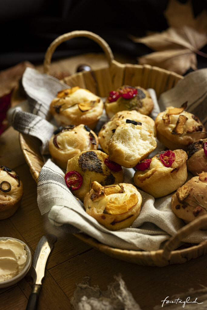 Bunte Focaccia Muffins – 3 verschiedene Sorten: Tomate-Pesto, Kürbis-Feta und Knobi-Olive mit Deli Reform