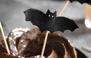 Rezept Spiced Kürbis-Marmorkuchen und Fledermaus-Caketopper-DIY zu Halloween